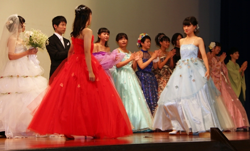 手作り衣装でファッションショー 神島高文化祭 全国郷土紙連合