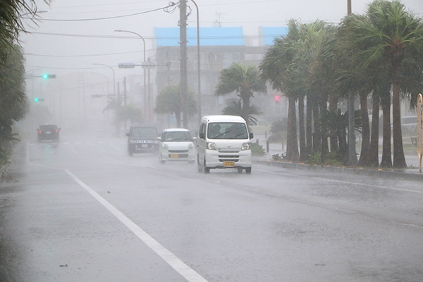 台風18号 与那国を直撃して北上 大規模な通信障害発生 登野城で43 ２ｍ観測 全国郷土紙連合