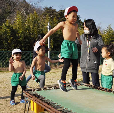 幼稚園児　はだか はだかで体操をする園児[25558010790]の写真・イラスト素材 ...