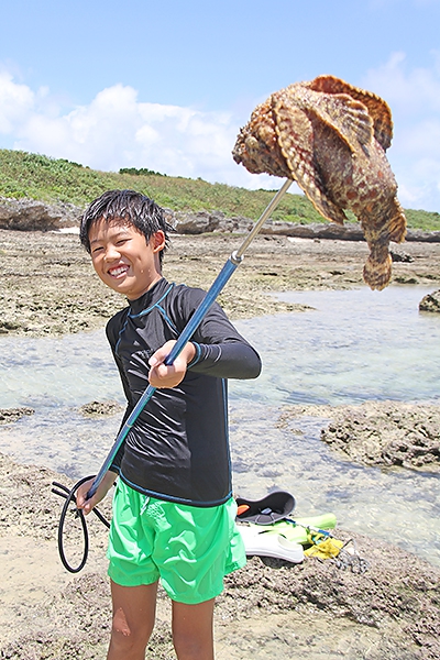 小学生の銛突き名人 「いつでも魚とってこれる」 八幡亮太君（八島小５年） | 全国郷土紙連合