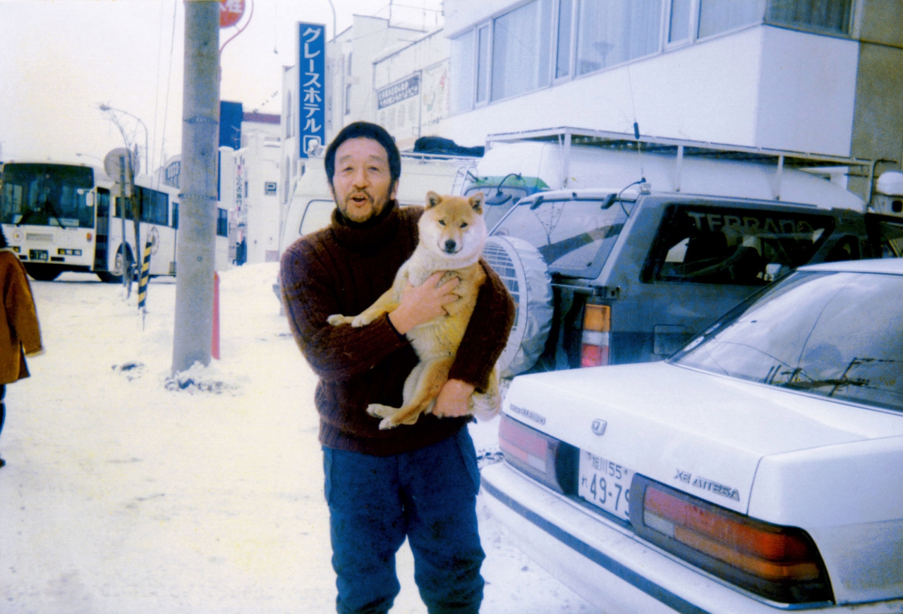 ドラマ「北の国から」愛犬の調教師立花さん 田中邦衛さんしのぶ | 全国郷土紙連合