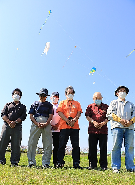 たこ揚げで追悼 東日本大震災から11年 八重山凧愛好会 | 全国郷土紙連合