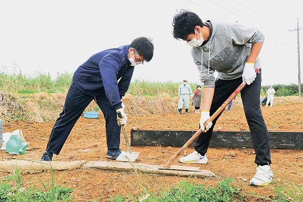 高校生　流出 三和土で赤土流出防止 高校生が環境課題の解決模索 八重高・名久井農業高 | 全国郷土紙連合