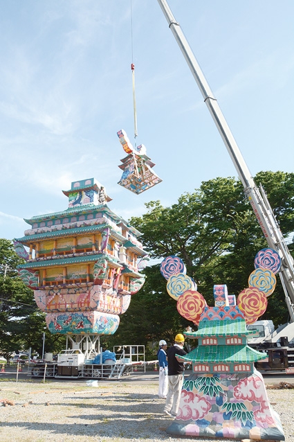 天空の不夜城」迫る 大型灯籠組み立て開始 能代市 | 全国郷土紙連合