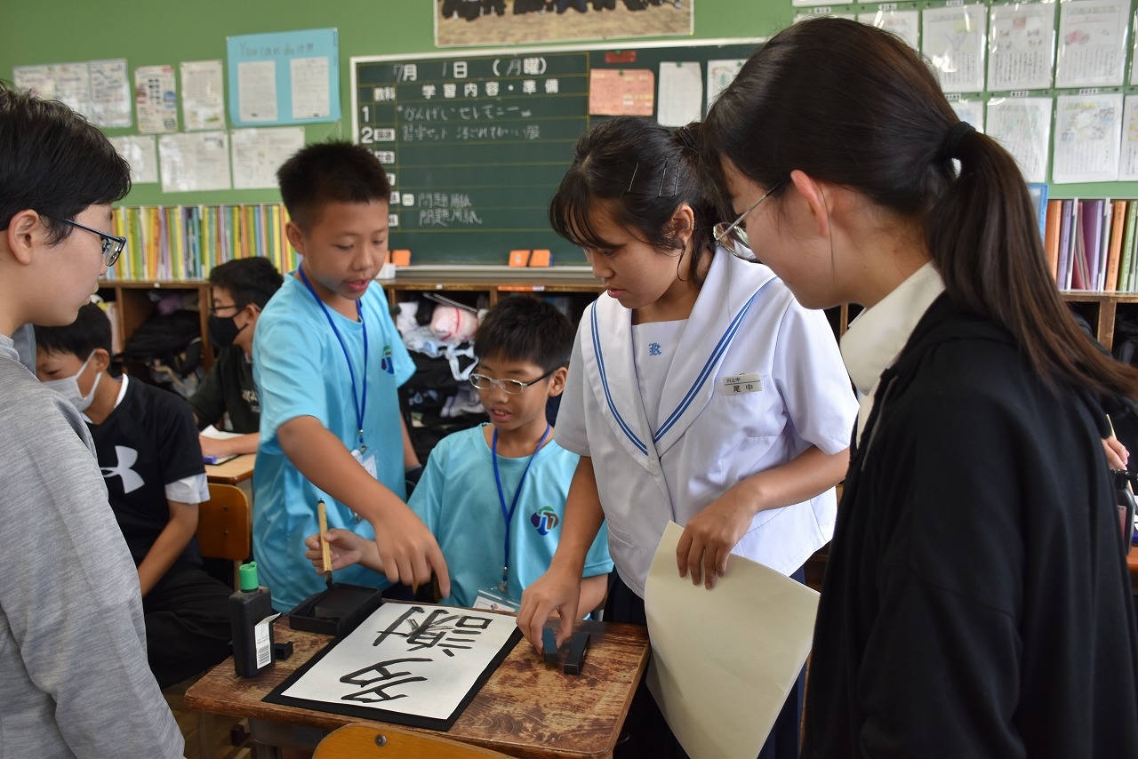 初めての交流に笑顔 台湾・九份子国民中小学の12人が川上中で習字やバスケ【宇部】 | 全国郷土紙連合