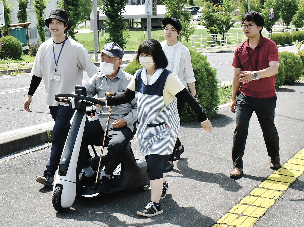 トヨタが協力、電動シニアカー試乗会 長野県富士見町と社協 | 全国郷土紙連合