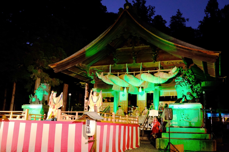 諏訪大社下社秋宮 夜の「夏詣」幻想的境内ライトアップ 長野県